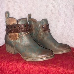 Circle G green bronze distressed style women’s ankle boots size 7.5